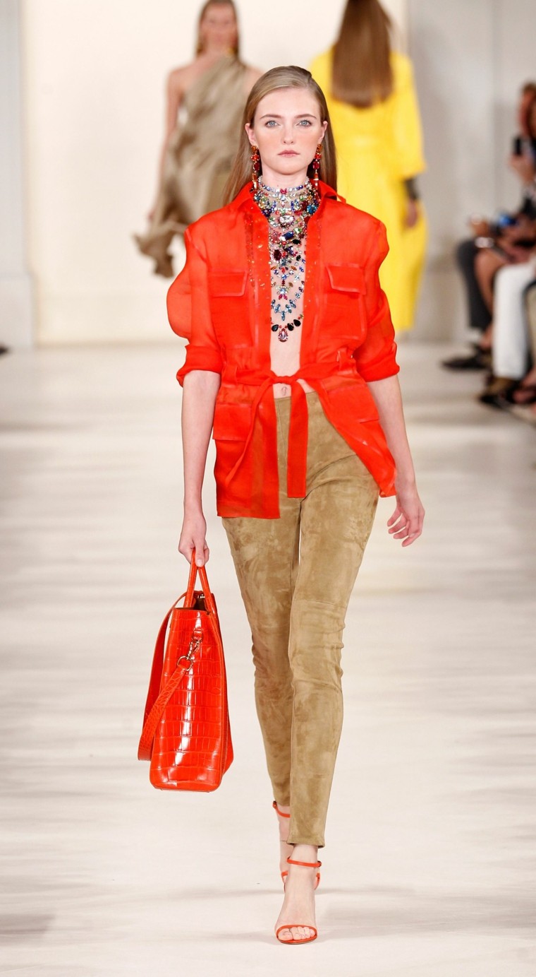 chaqueta naranja blusa abierta bolso
