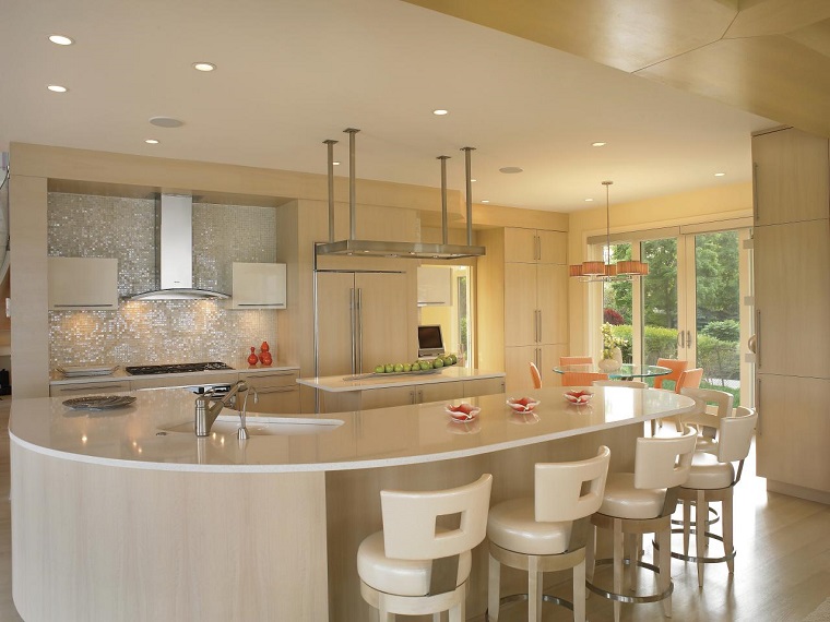 cocina blanca luminosa sillas bara cuero blanco moderna 