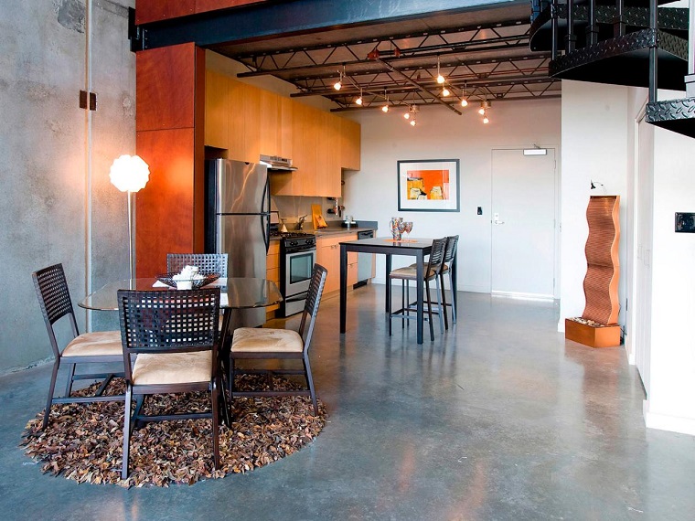 cocina moderna pared gris muebles naranja amplia ideas