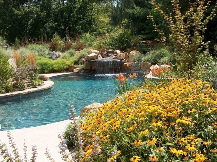 como diseñar un jardin piscina flores patio