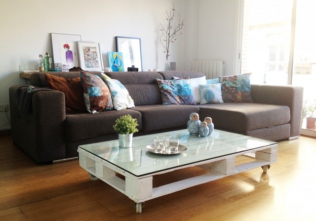 creativo mesa blanca sofa salon decoracion 