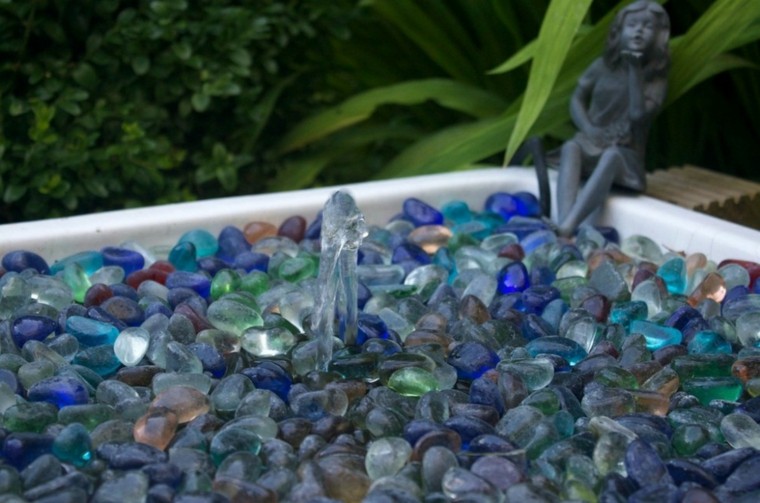 cristales colores azules fuente jardin