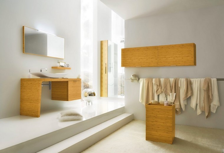cuarto de baño madera toallas espejo muebles