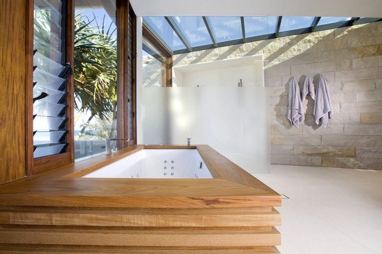 cuarto de baño mueble madera ventana 