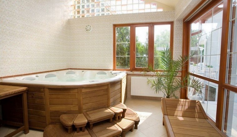 cuarto de baño tumbona madera ventanas plantas