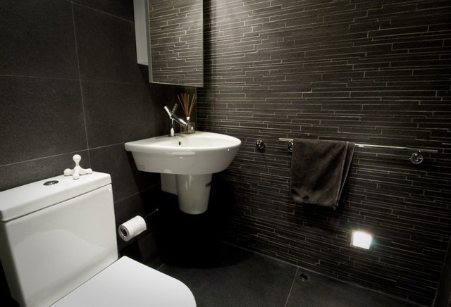 cuartos de baño contraste blanco textura oscuro