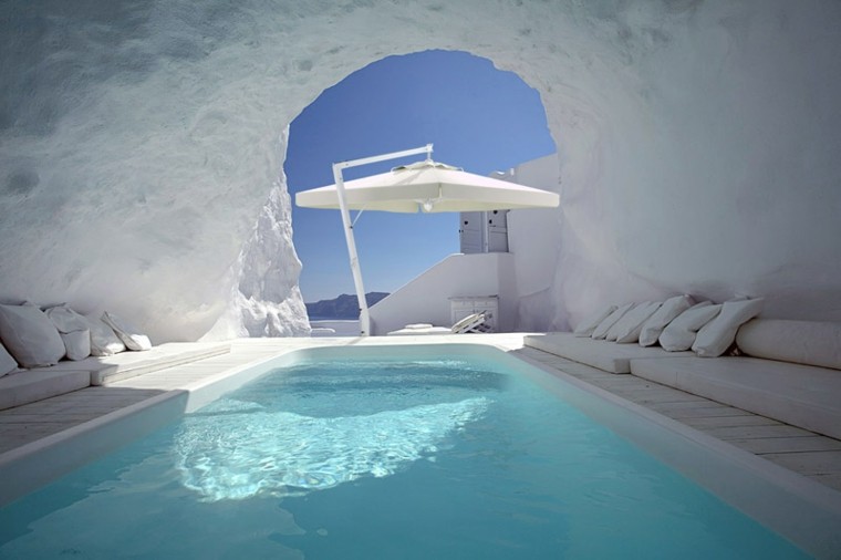 cueva blanca piscina sombrilla moderna