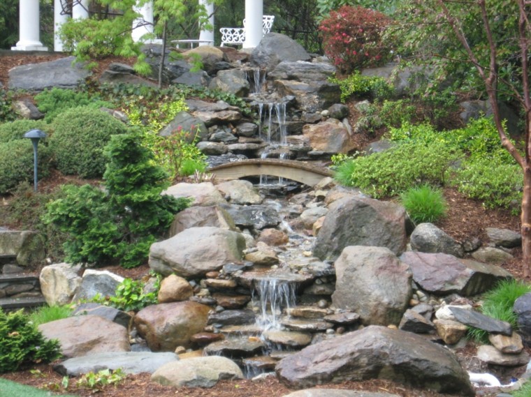 decoracion cascada rocas jardin