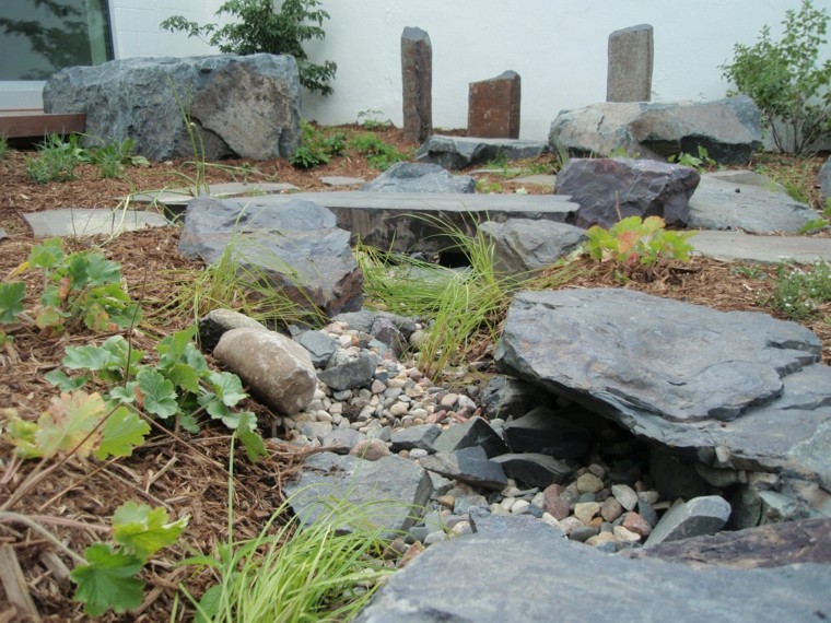 decoracion natural rocas jardin plantas