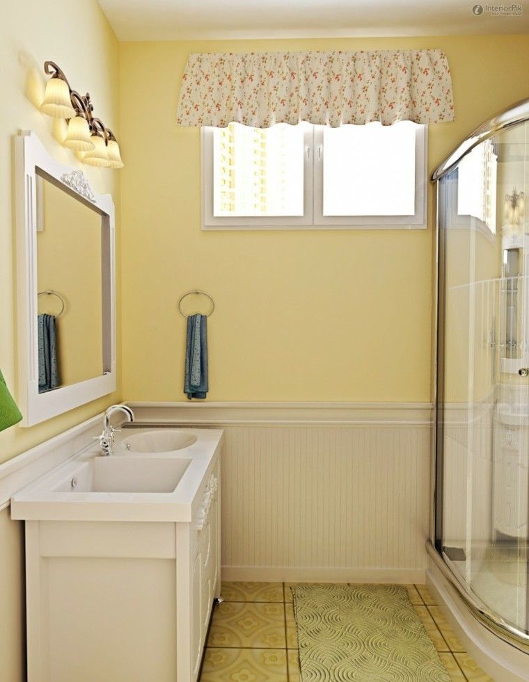 decoracion baños pequeños lampara cortinas floreadas amarillo