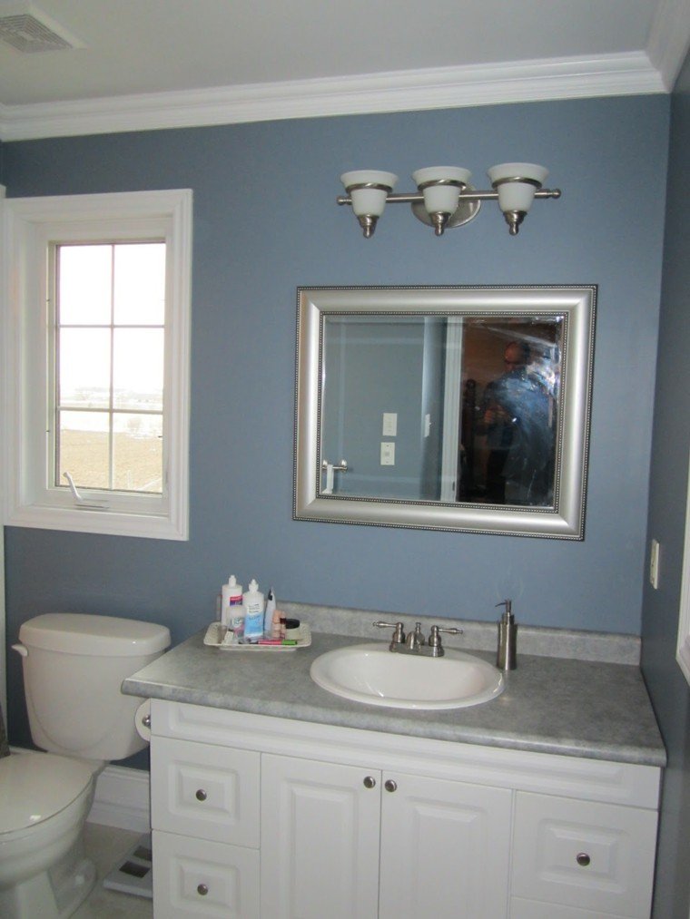 decoracion baños pequeños lamparas azul espejo