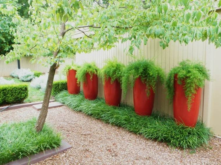 decoración con maceteros jardin rojo grava patio