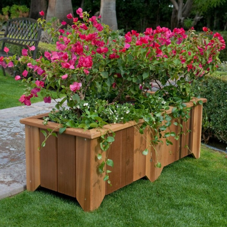 decoración con maceteros madera cesped flores