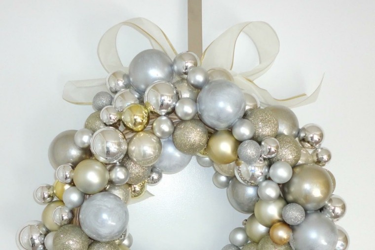 decoracion puerta casa idea bolas navidad 