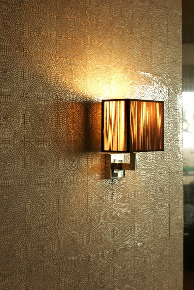 detalle textura pared lampara dorado azulejos