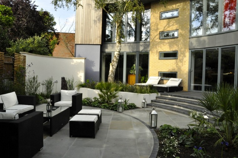muebles cómodos para tu jardín diseno de jardines modernos Sue Townsend pared blanca muebles color negro comodos