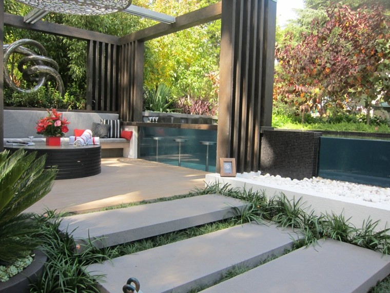 baldos pulidos y pergola de acero muy bonita diseno de jardines modernos espacio descanso barra camino plancas piedra ideas