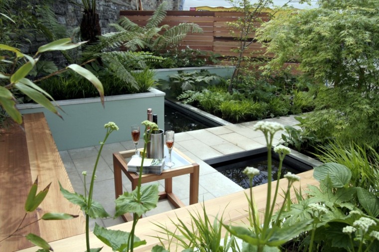 jardín pequeño con mesita de madera pequeña diseño de jardines modernos estilo minimalista pequeno ideas