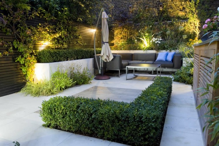jardines modernos con lugares para descanso diseno de jardines modernos macetas hormigon muebles sombrilla ideas