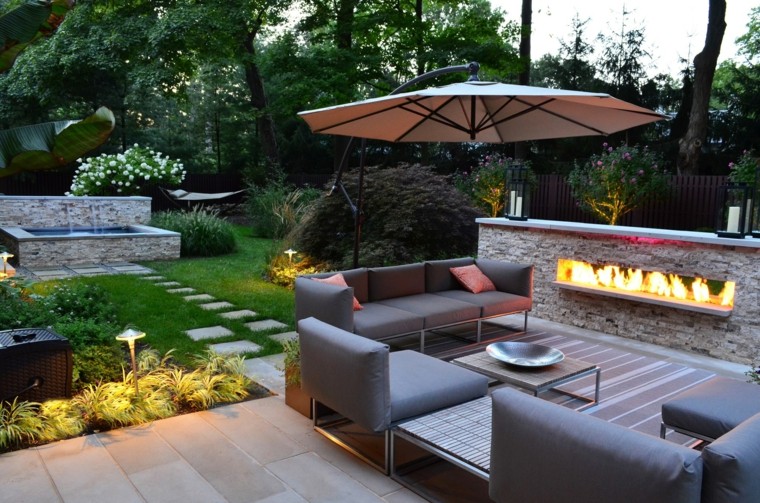 chimenea moderna para el jardín diseño de jardines modernos suelo madera sombrilla agua fuego ideas
