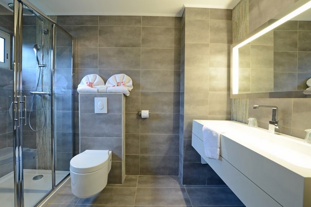 ducha cabina toallas led muebles blancos