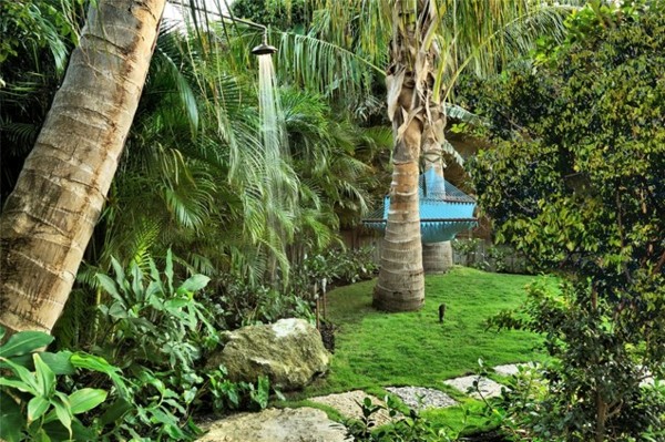 ducha de jardin colgante árbol