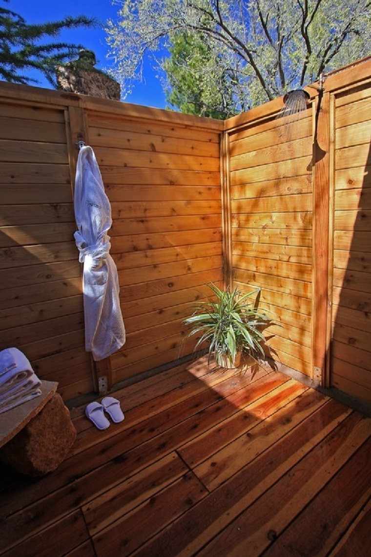 ducha en jardin madera toalla planta exteriores