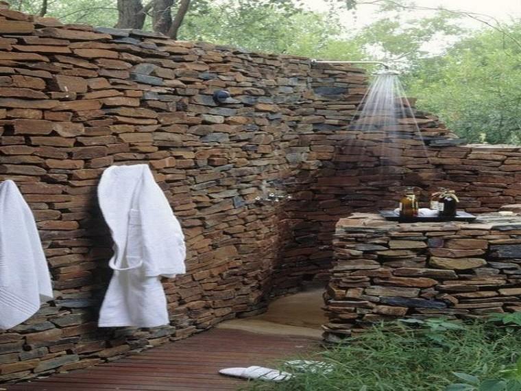 ducha en jardin madera toalla rocas muro