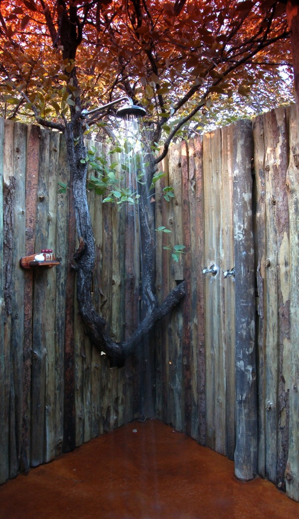 ducha exterior valla palos tronco