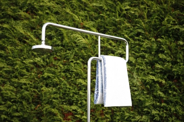 ducha metal jardín toalla blanca