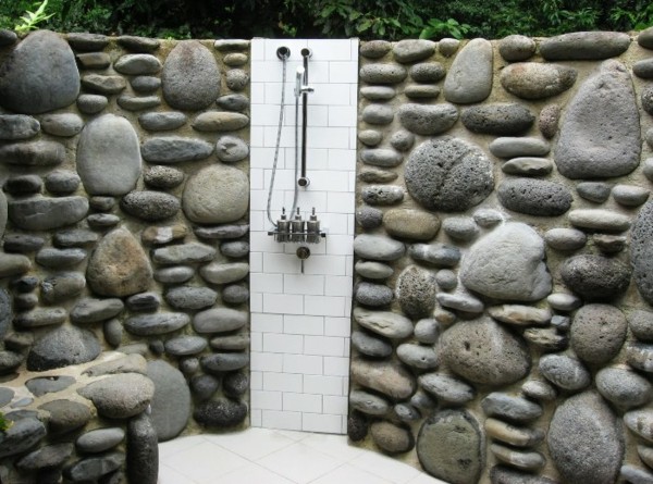 ducha plato jardín pared piedras