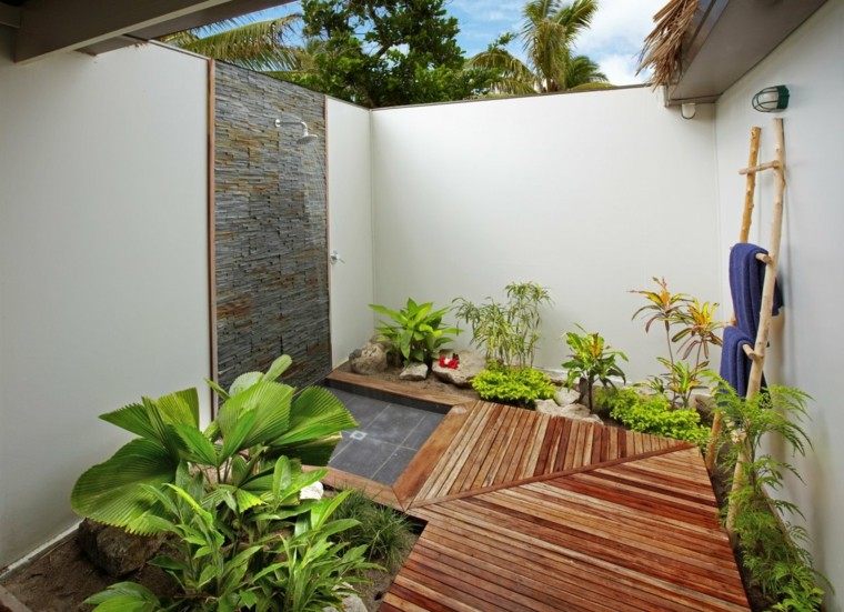 duchas para exteriores madera jardin muro