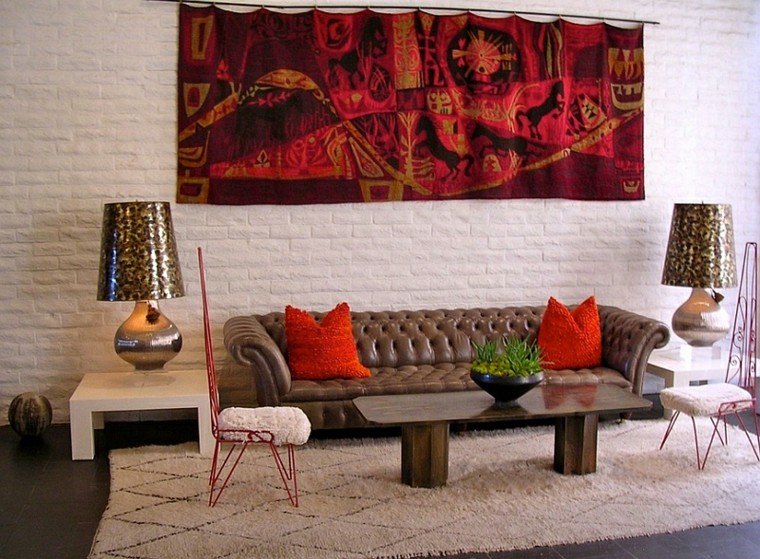 ecleptico salon rojo sofa cojines lamparas