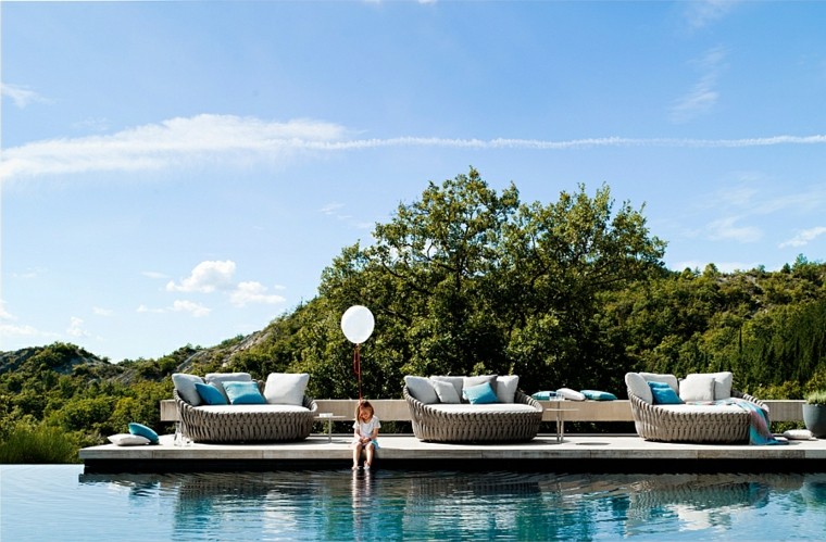 el mundo rodea piscina camas perfectas modernas ideas