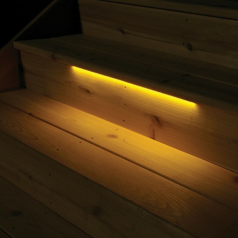 escalones madera luz amarilla detalle