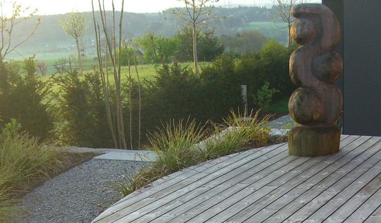 escultura jardin plataforma madera plantas
