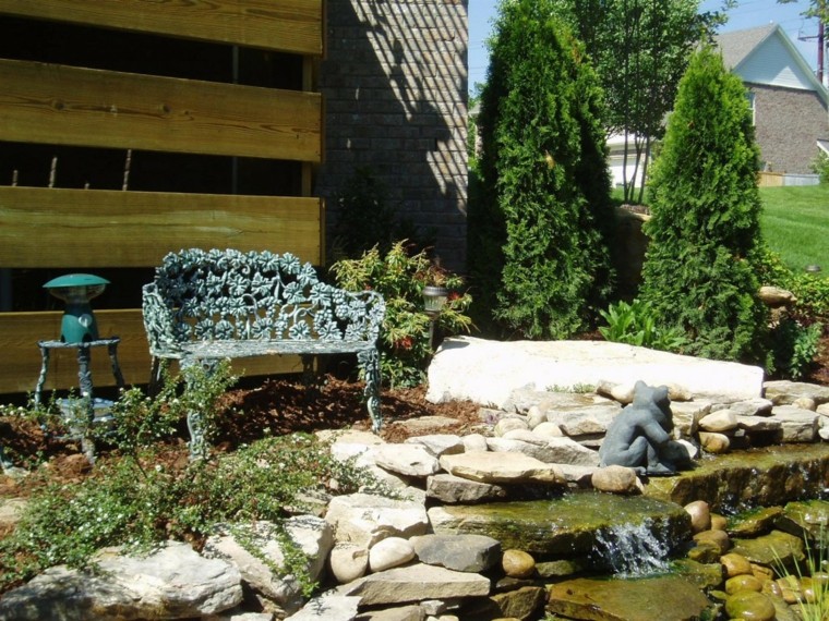 estanque cascada jardin banco rocas