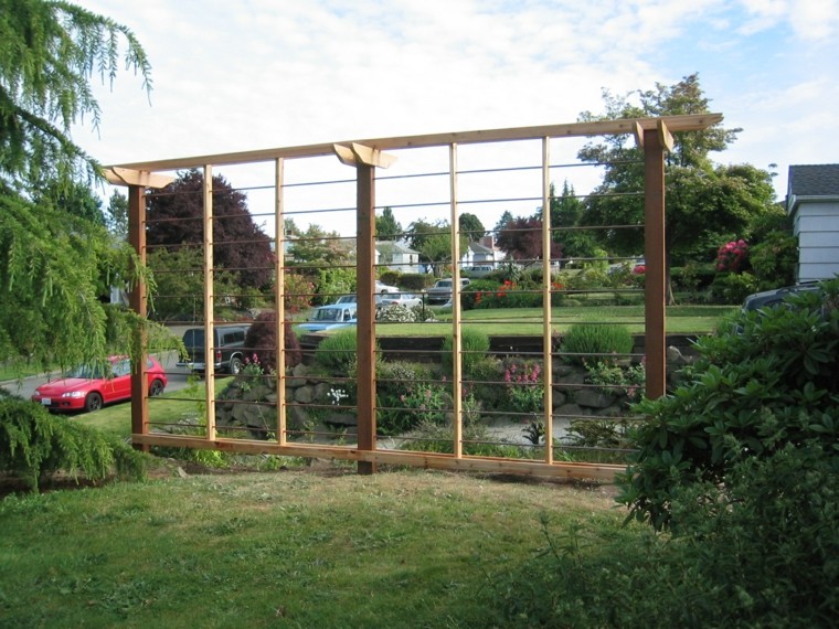 estilo jardin amplio rejas grandes altos madera