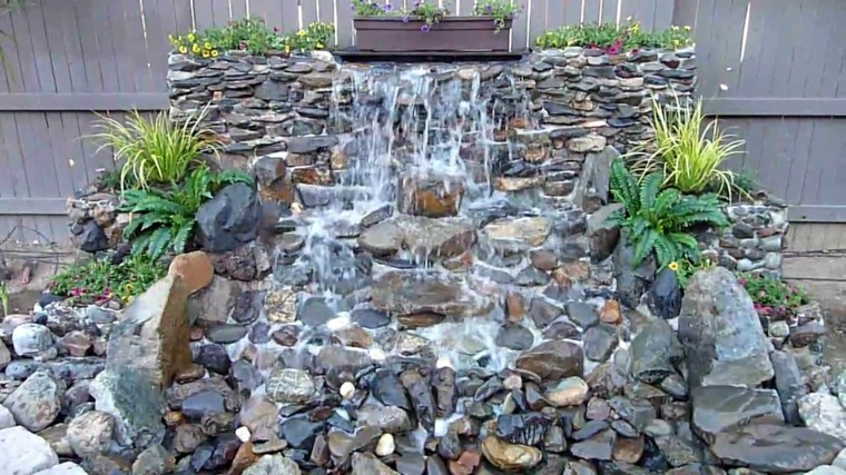 estupenda cascada jardin rocas guijarros