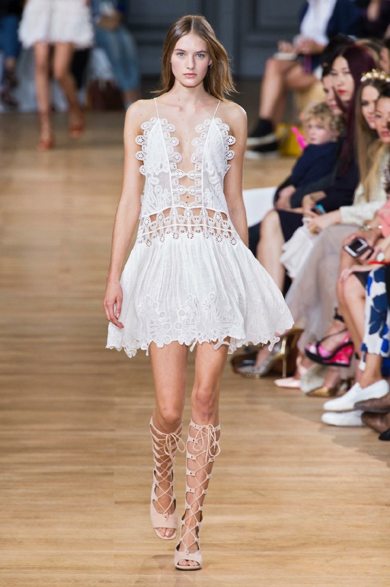 estupendo vestido blanco corto agujeritos