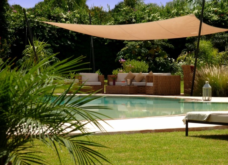 exterior carpa piscina flores palmera