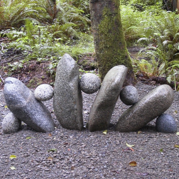 figura hecha rocas piedra redondas