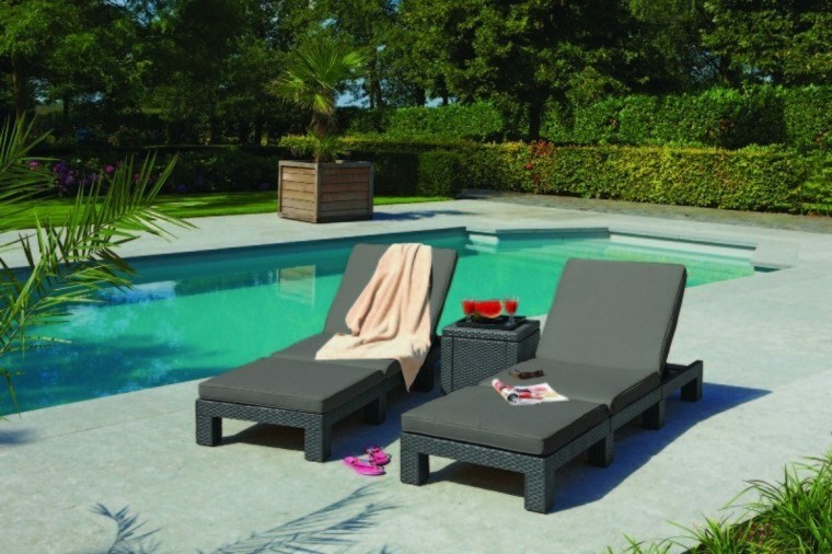 flores patio tumbona toallas piscina