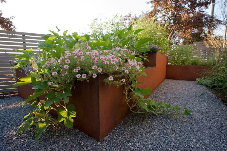 grande acero grava jardin jardinera flores