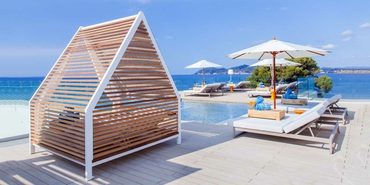 ibiza playa tumbonas toalla pabellon madera