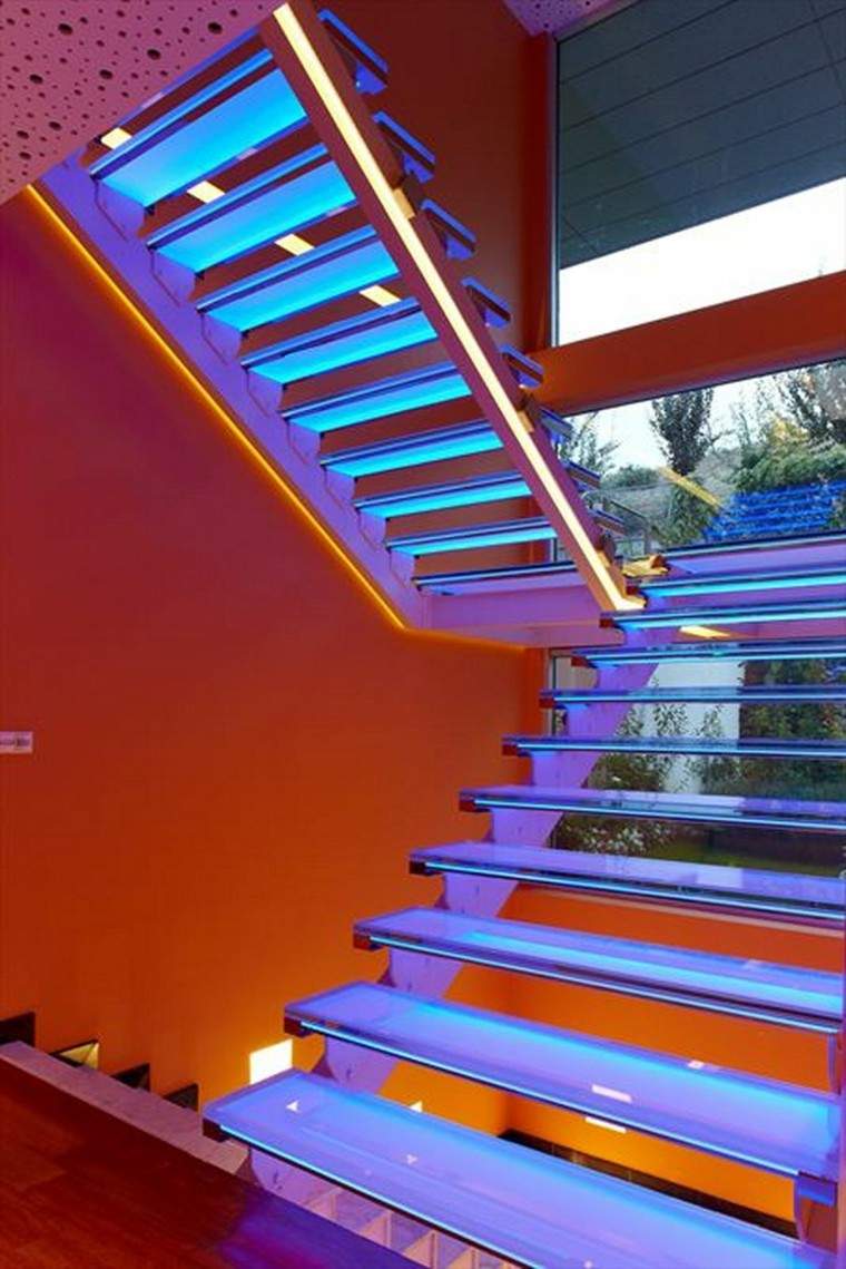 iluminación led escalera azul decoracion moderno