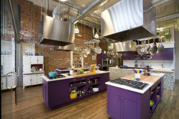 cocinas con islas violetas