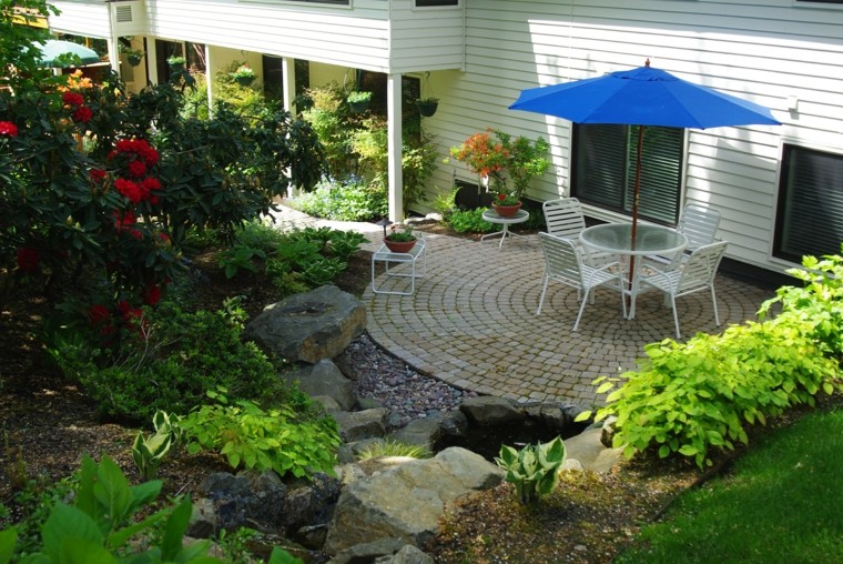 jardin bonito muebles blancos sombrilla azul ideas