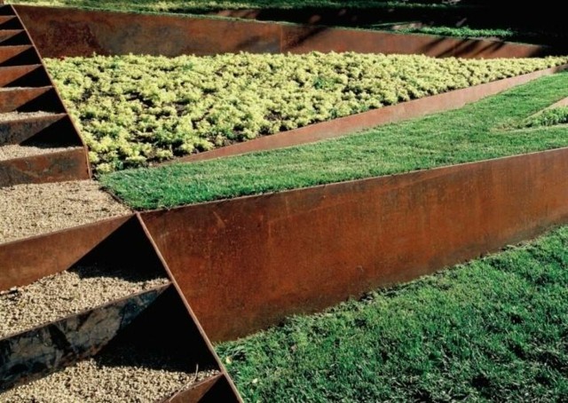 jardin borde plantas cesped terraza colina