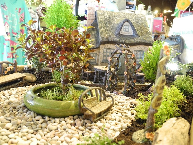 jardin miniatura macetero roto verde